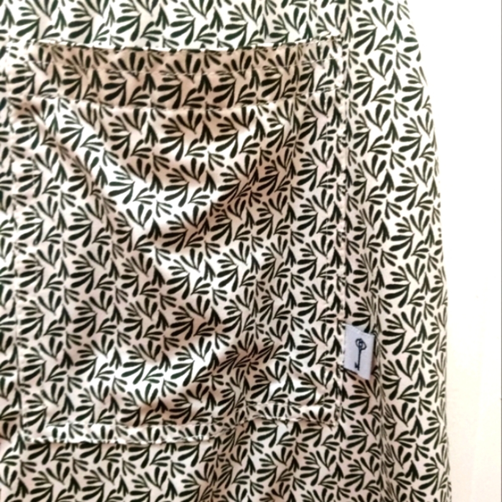 Belyn Key Women's golf skirt White with green leaf pattern Small - Picture 5 of 7